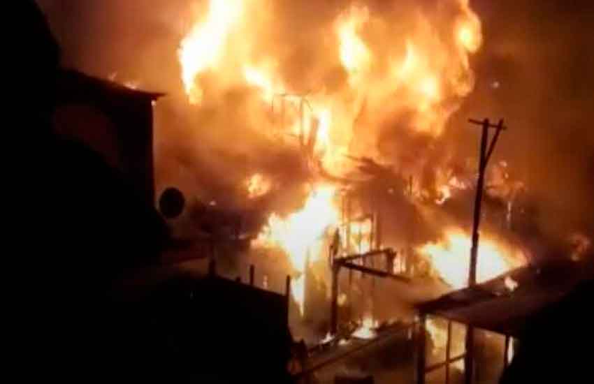 Bomberos fueron agredidos mientras combatían violento incendio