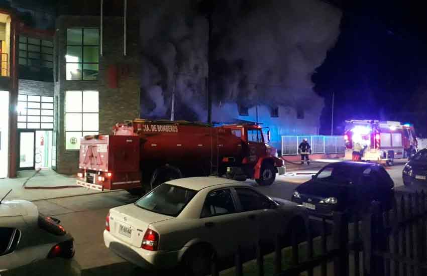 Incendio consume antiguas dependencias de Compañía de Bomberos 