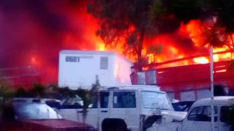 Incendio se registró en un depósito de autos Incendio se registró en un depósito de autos