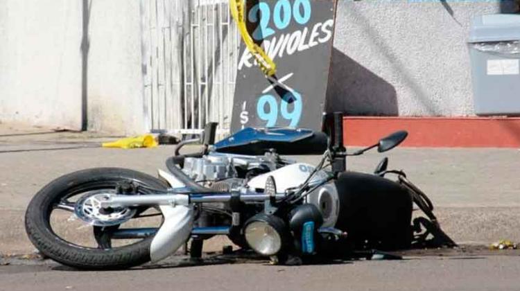 Un motociclista murió tras colisionar con un camión de Bomberos