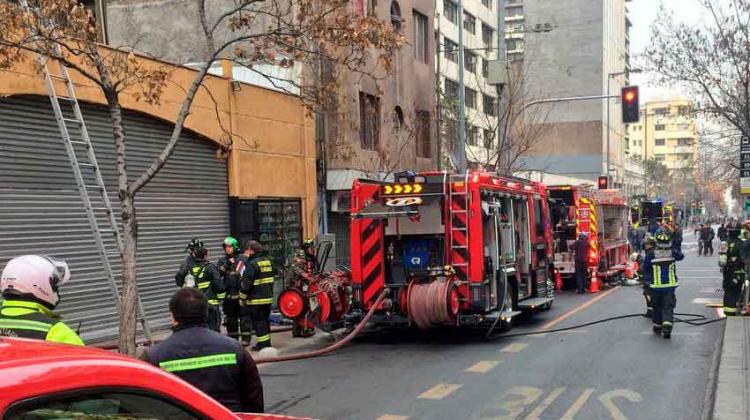 Un desfile de Carabineros impide el paso de bomberos Un desfile de Carabineros impide el paso de bomberos