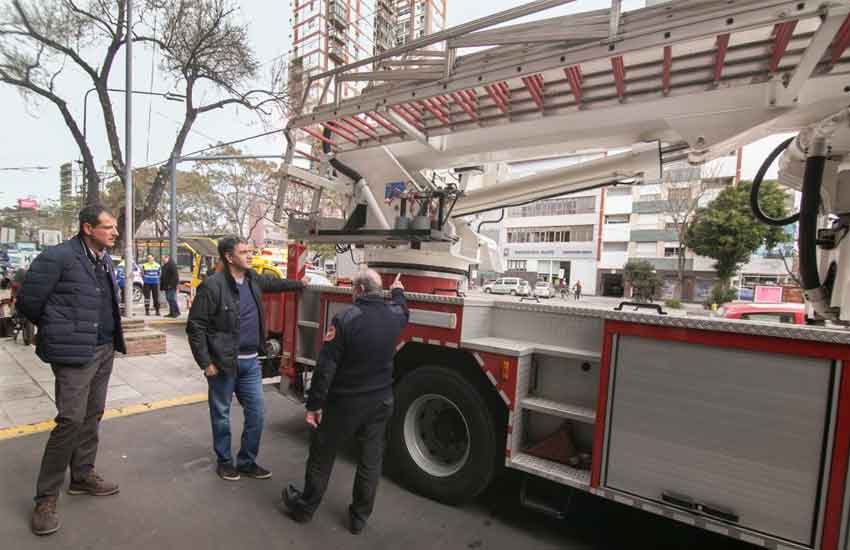 Bomberos y Defensa Civil presentaron nuevo equipamiento