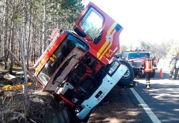 Carro de bomberos volcó cuando se dirigía a una emergencia