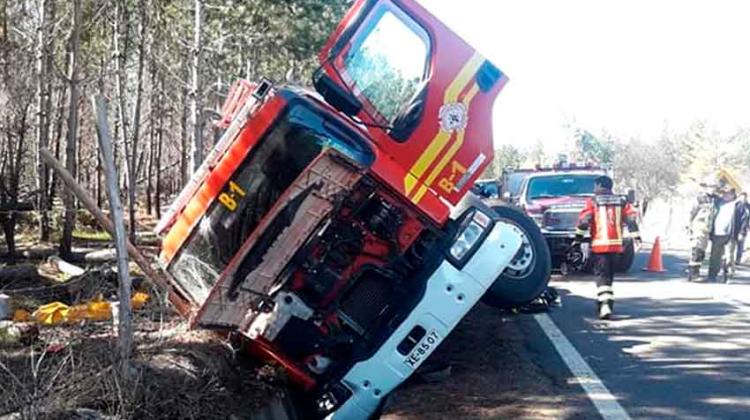 Carro de bomberos volcó cuando se dirigía a una emergencia