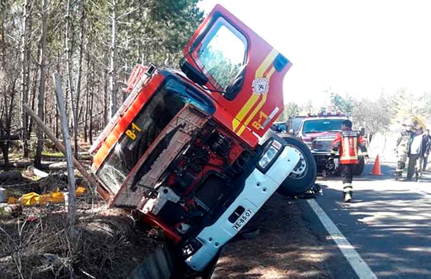 Carro de bomberos volcó cuando se dirigía a una emergencia
