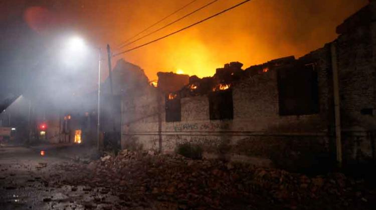 Un incendio de gran magnitud se desató en una papelera Un incendio de gran magnitud se desató en una papelera