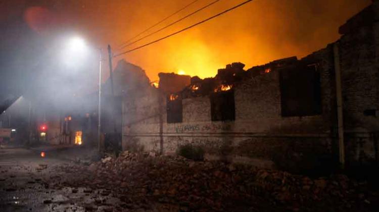 Un incendio de gran magnitud se desató en una papelera