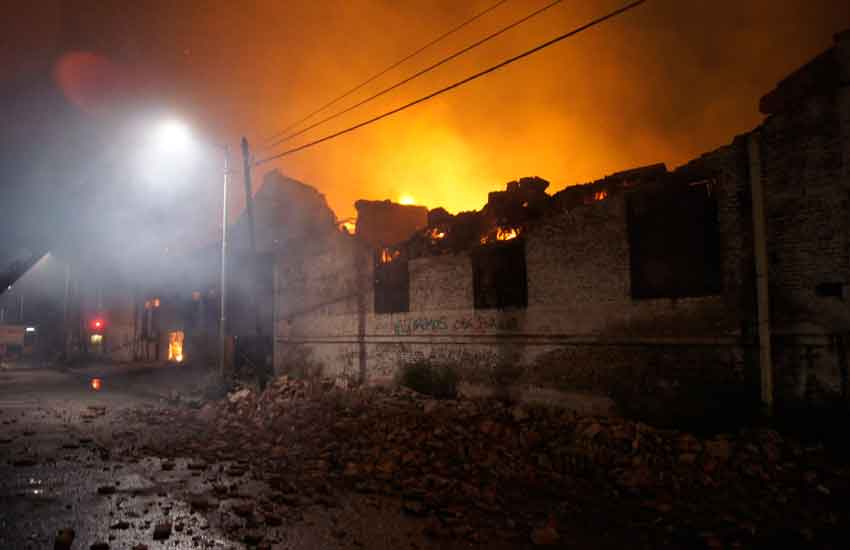 Un incendio de gran magnitud se desató en una papelera