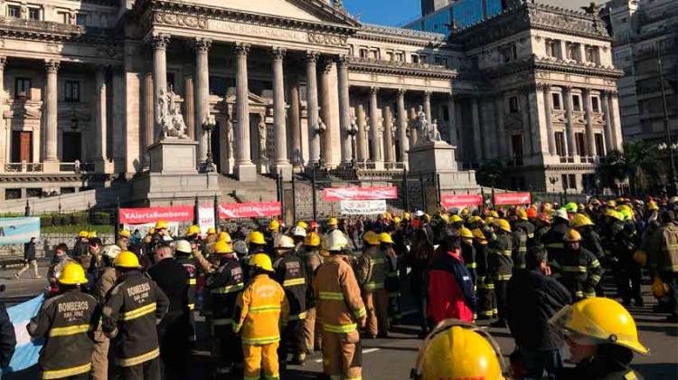 Bomberos voluntarios de todo el país llegaron al Congreso con sus reclamo