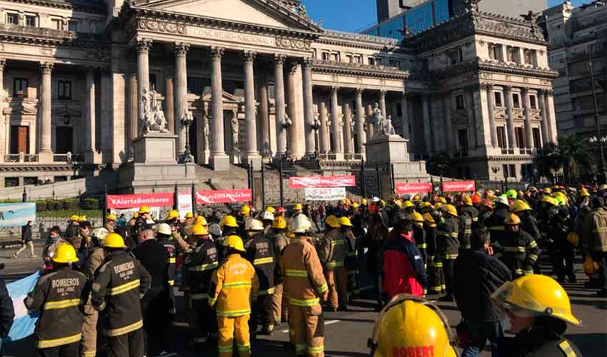 Bomberos voluntarios de todo el país llegaron al Congreso con sus reclamo