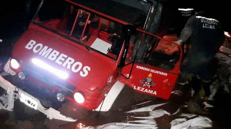 Móvil de los Bomberos se encajó cuándo acudía a un rescate