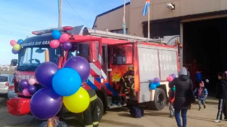 Bomberos festejaron el Día del Niño con los vecinos