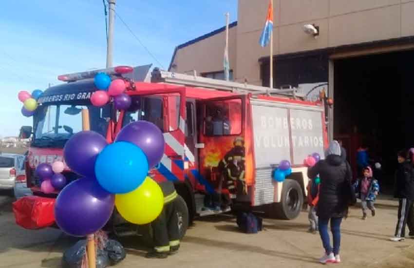 Bomberos festejaron el Día del Niño con los vecinos