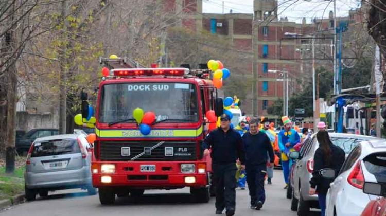 Bomberos de Dock Sud agasajaron a los niños en su día