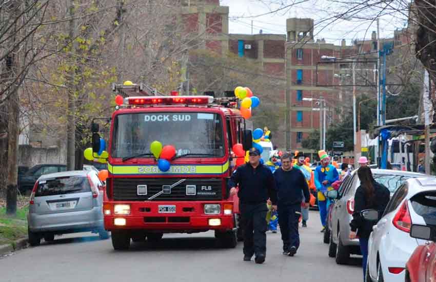 Bomberos de Dock Sud agasajaron a los niños en su día