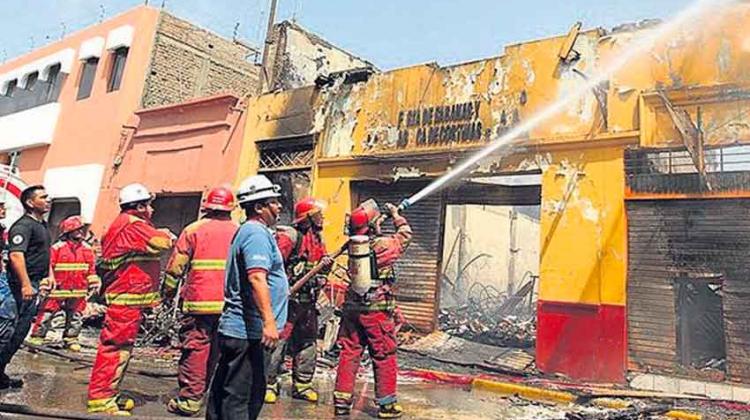 Bomberos no tienen escalas telescópicas Bomberos no tienen escalas telescópicas