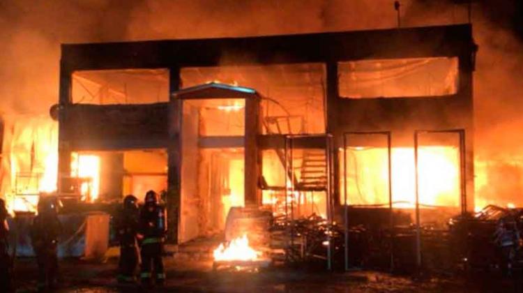 Violento incendio consumió fábrica de muebles