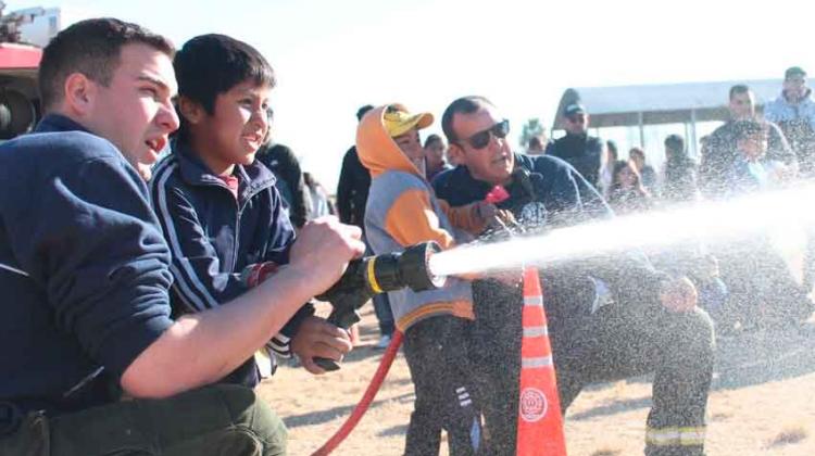 Bomberos Voluntarios de Salto de las Rosas celebraron el Día del Niño