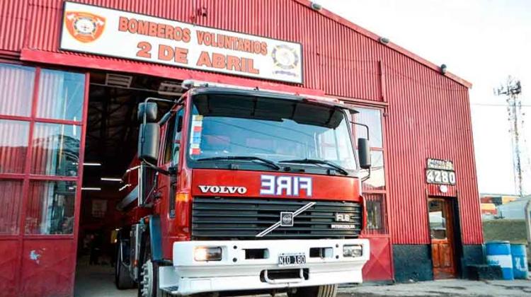 Bomberos 2 de Abril adquirió un nuevo camión cisterna Bomberos 2 de Abril adquirió un nuevo camión cisterna