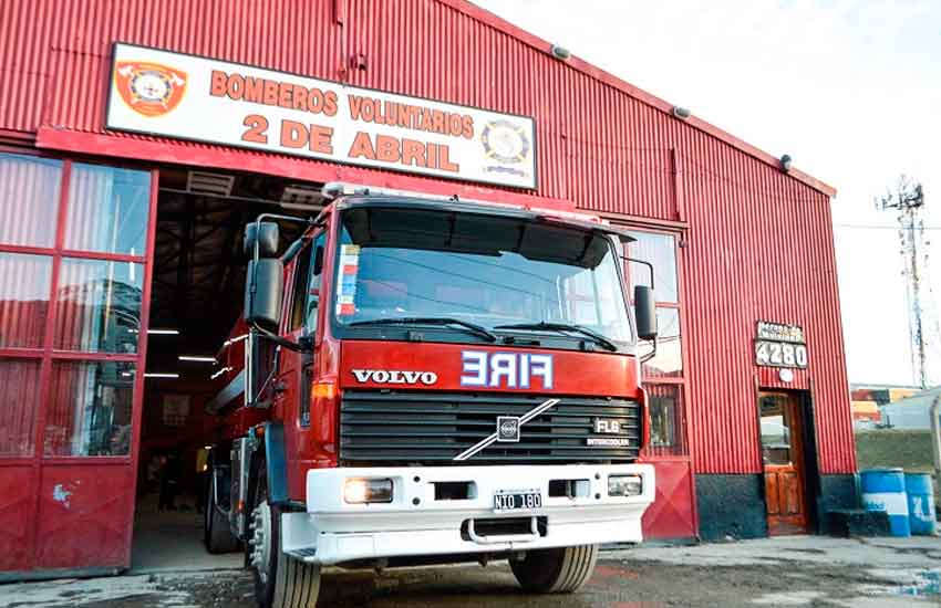 Bomberos 2 de Abril adquirió un nuevo camión cisterna