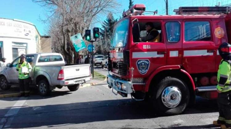 Carro colisiona a camioneta mientras se dirigía a emergencia Carro de Bomberos colisiona a camioneta mientras se dirigía a emergencia