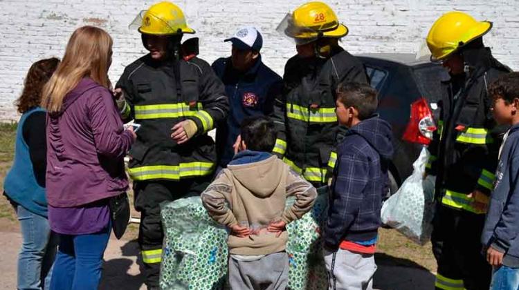 Bomberos repartieron juguetes en merenderos y el Hospital Bomberos repartieron juguetes en merenderos y el Hospital