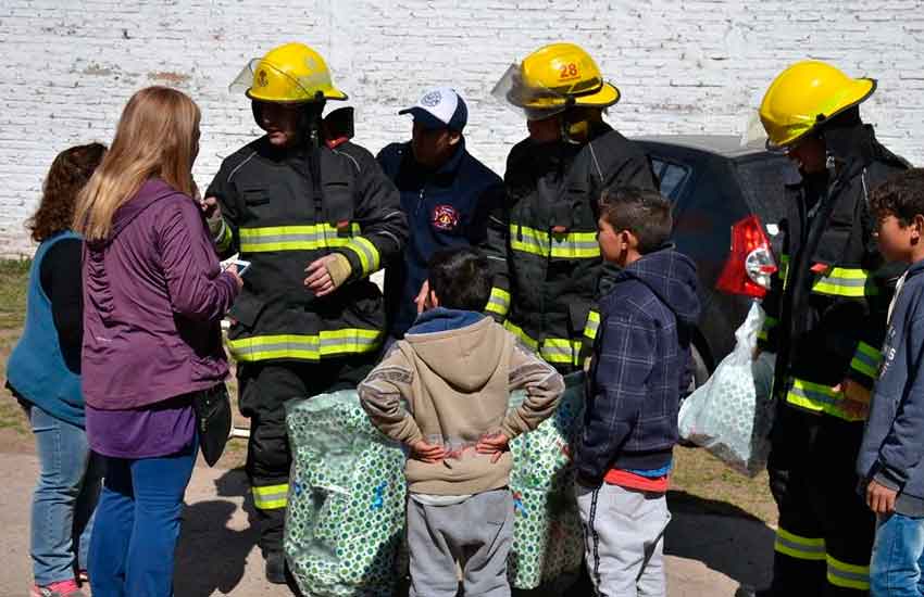 Bomberos repartieron juguetes en merenderos y el Hospital