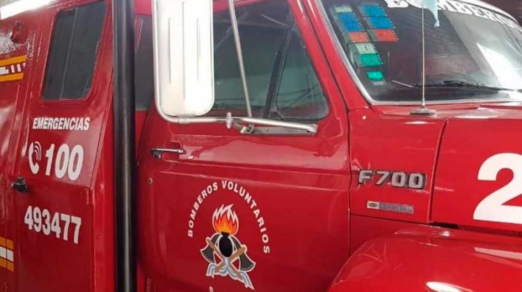 Agredieron a Bomberos cuando iban a sofocar el incendio de un auto Agredieron a los Bomberos cuando iban a sofocar el incendio de un auto