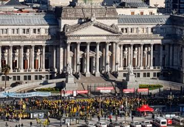 Miles de Bomberos Voluntarios reclamaron frente al Congreso