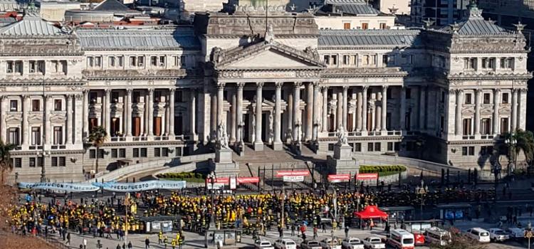 Miles de Bomberos Voluntarios reclamaron frente al Congreso