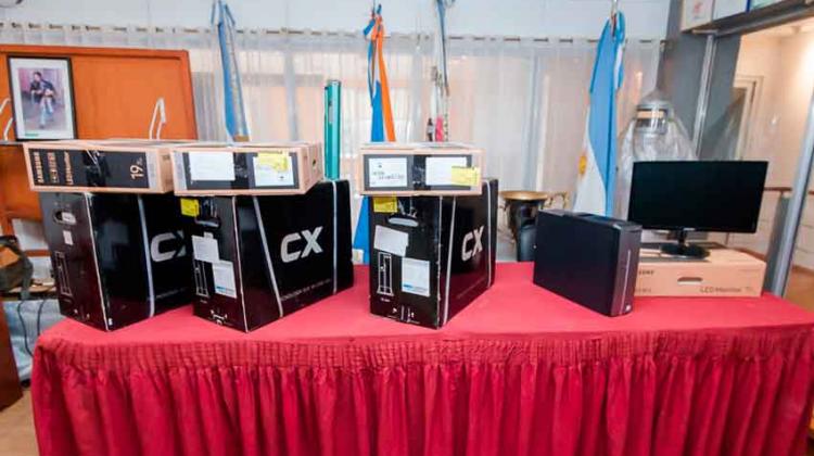 Bomberos de Ushuaia cuenta con nuevo equipamiento informático Bomberos de Ushuaia cuenta con nuevo equipamiento informático