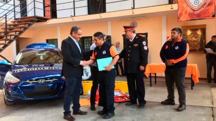 Entregan vehículo a la federación riojana de bomberos Entregan vehículo a la federación riojana de bomberos