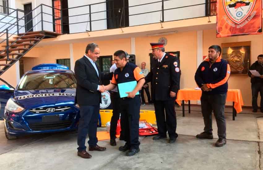 Entregan vehículo a la federación riojana de bomberos