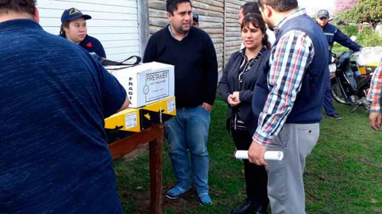 Entrega de indumentaria a Bomberos Puerto Lavalle