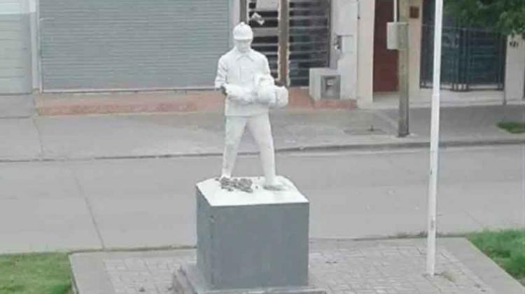 Dañaron el monumento a los bomberos en Cipolletti Dañaron el monumento a los bomberos en Cipolletti
