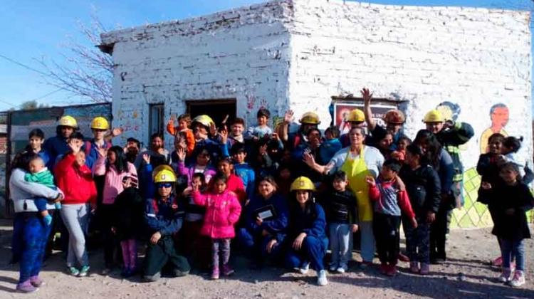 Bomberos entregaron donaciones a comedores de Centenario