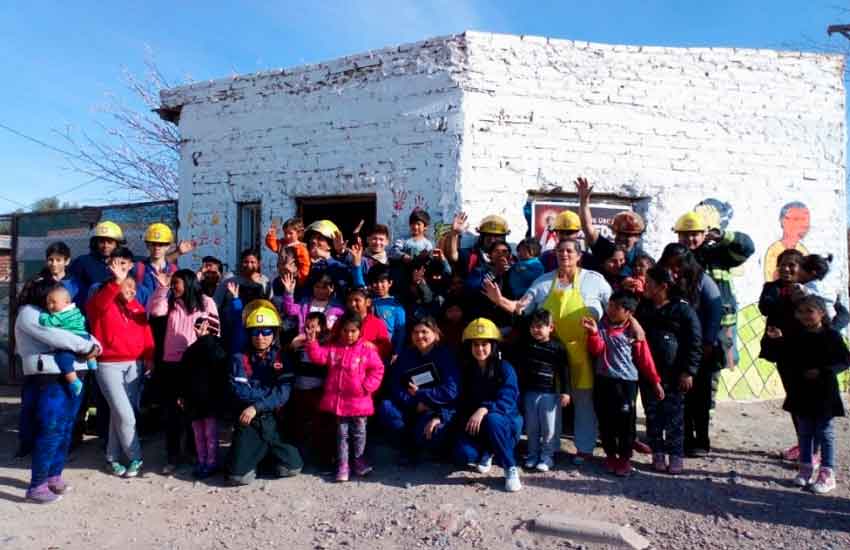 Bomberos entregaron donaciones a comedores de Centenario