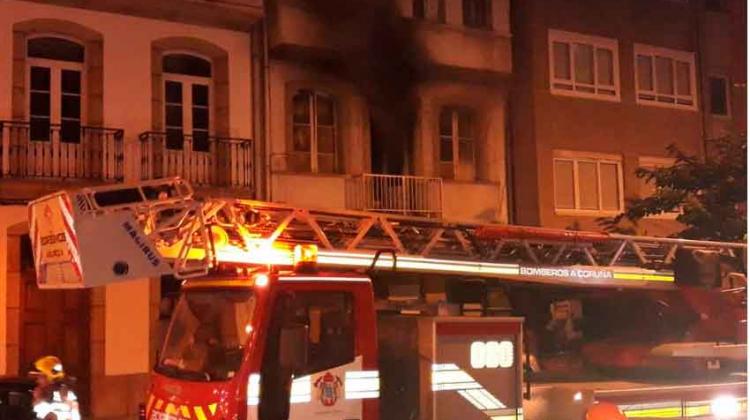 Un bombero herido tras el incendio en una vivienda