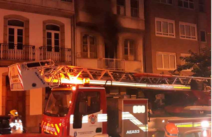 Un bombero herido tras el incendio en una vivienda