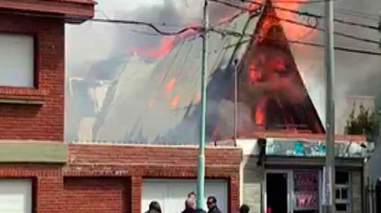 Dos bomberos heridos en incendio de una casa Dos bomberos heridos en incendio de una casa
