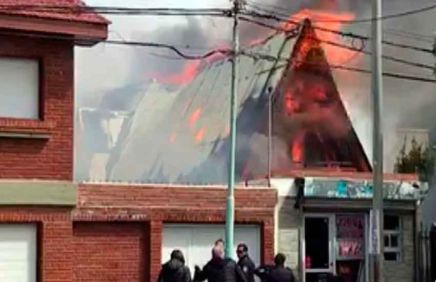 Dos bomberos heridos en incendio de una casa