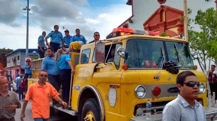 Compañeros del bombero fallecido le dan el último adiós Compañeros del bombero fallecido le dan el último adiós