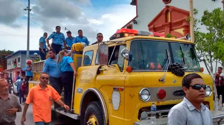 Compañeros del bombero fallecido le dan el último adiós