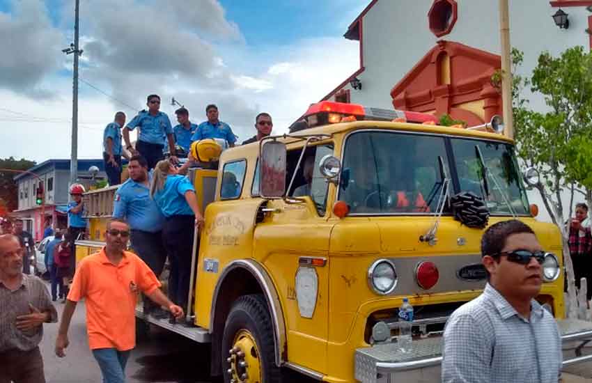 Compañeros del bombero fallecido le dan el último adiós