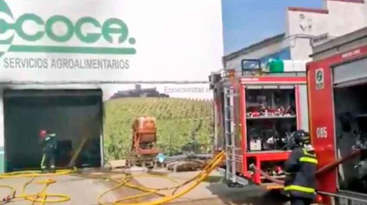 Dos bomberos heridos por golpe de calor en el incendio