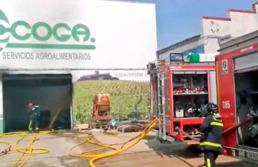 Dos bomberos heridos por golpe de calor en el incendio