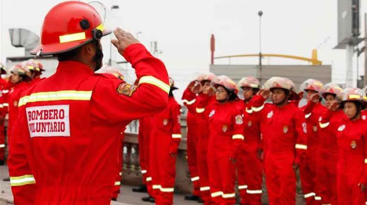 Ceremonia de graduación de nuevos bomberos voluntarios