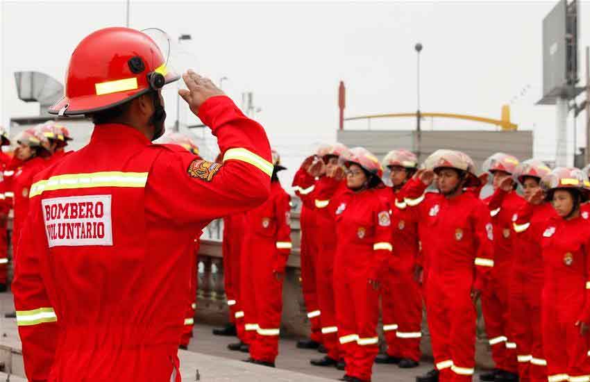 Ceremonia de graduación de nuevos bomberos voluntarios