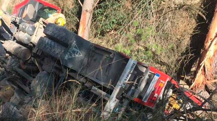 Dos bomberos de la Generalitat heridos al volcar el camión Dos bomberos de la Generalitat heridos al volcar el camión