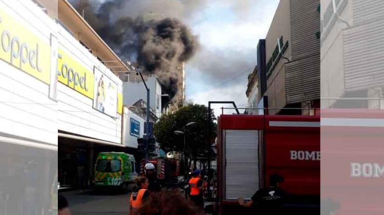 Incendio en un edificio comercial en Quilmes